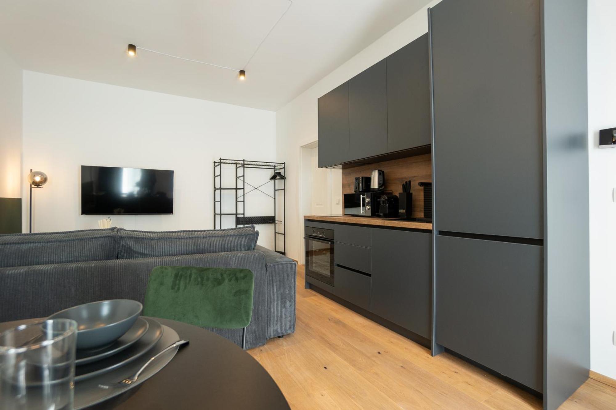 Pet-friendly Flat Near Belvedere Apartment *